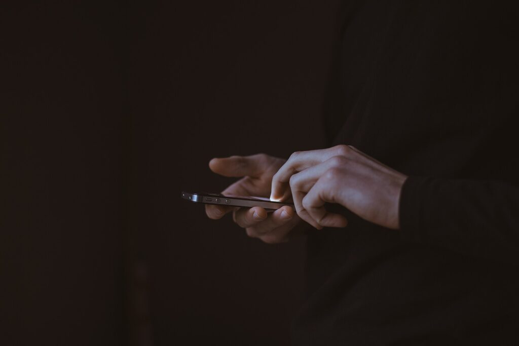 Utilisateur d'une application mobile sur smartphone, développement d'applications
