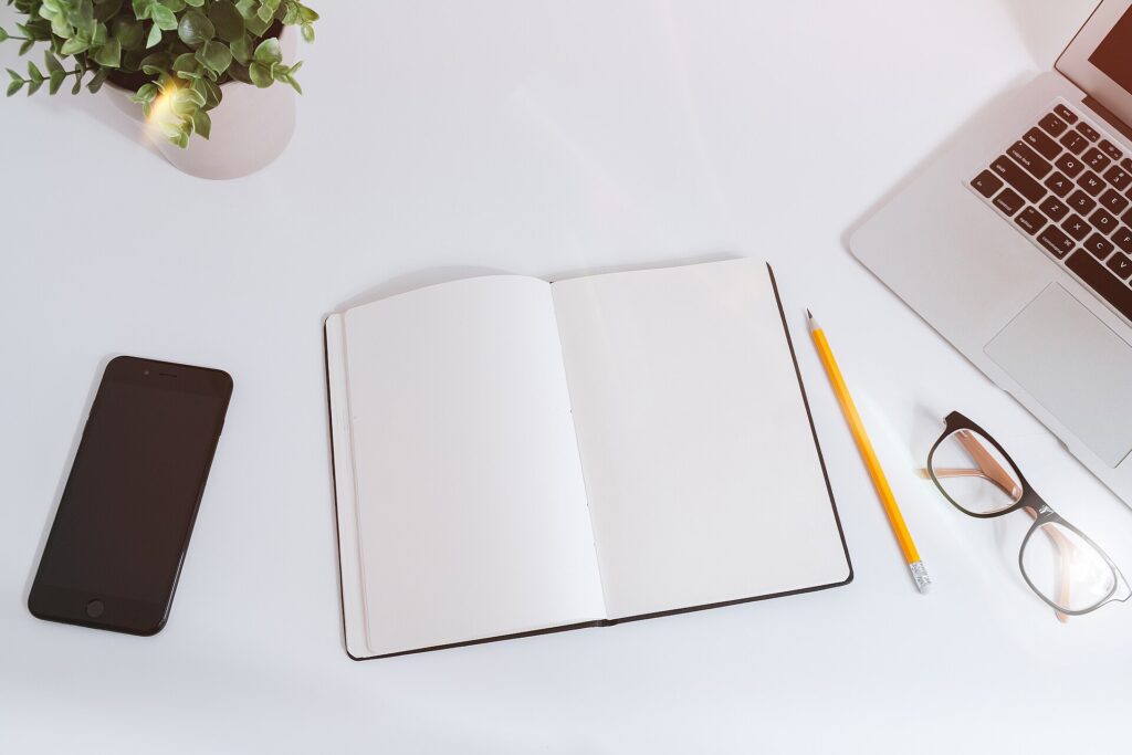 Marketing digital Valais : bureau de travail avec ordinateur et notes