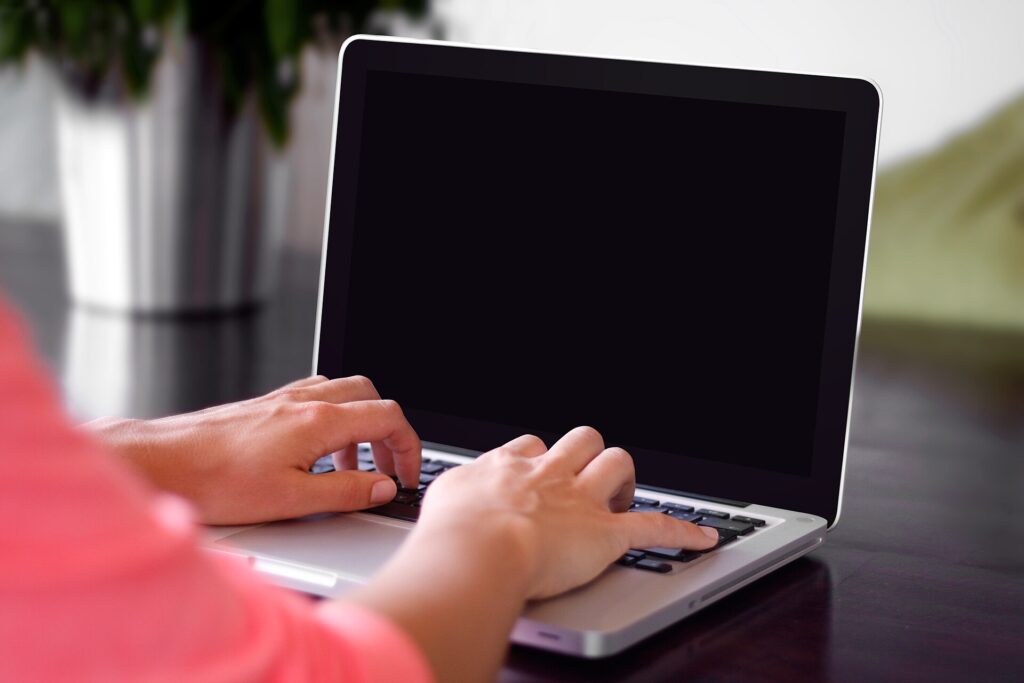 Référencement SEO Valais : optimisation d'un site sur ordinateur portable